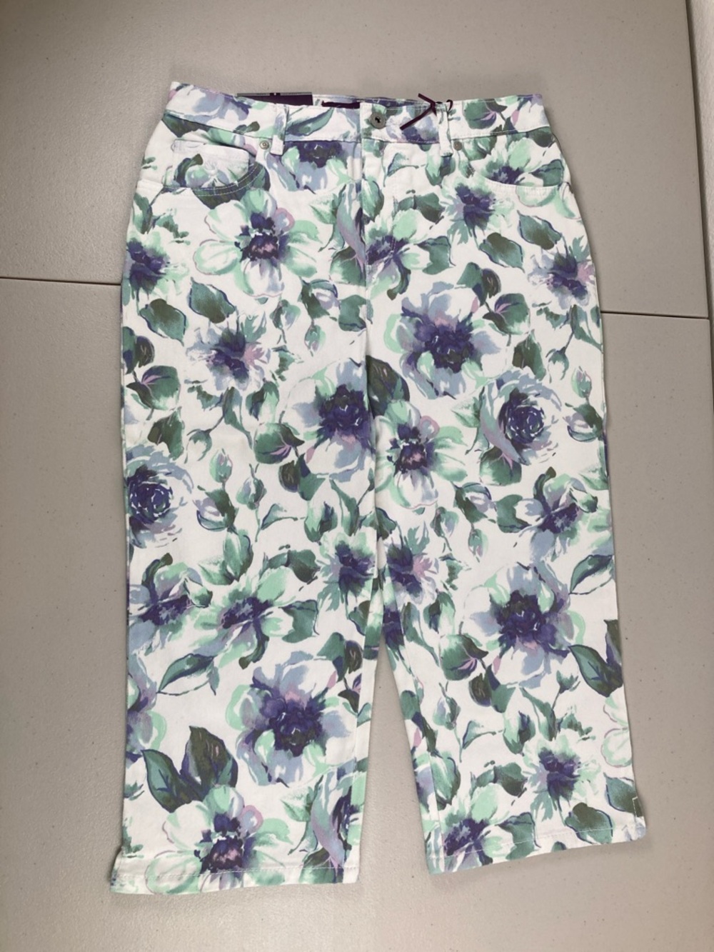 Gloria Vanderbilt Amanda Capri Jeans Women's Size 8 White Purple Floral NWT
